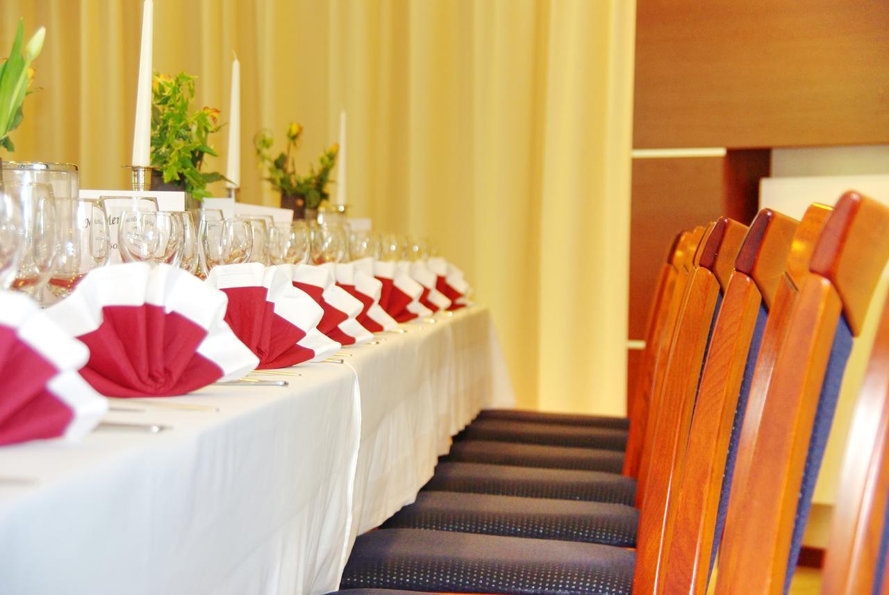 Hotel Jakob โกรส-อุมชตัดท์ ภายนอก รูปภาพ